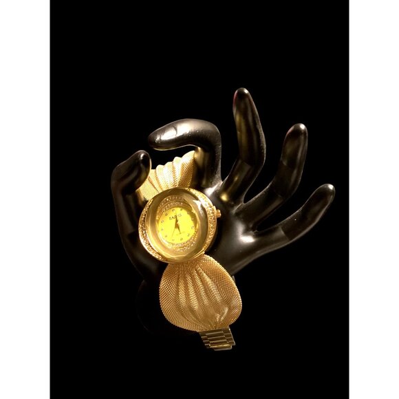 Elegant and sophisticated featuring an elliptical dial and mesh bracelet. - Picture 4 of 4